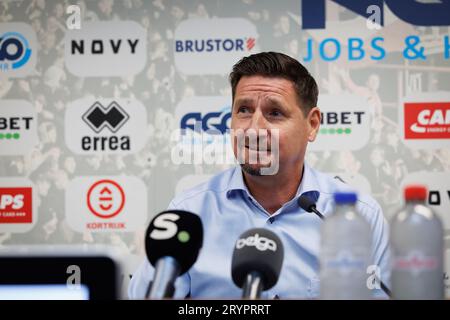 Kortrijk, Belgien. Oktober 2023. Kortrijks neuer Cheftrainer Glen de Boeck wurde auf einer Pressekonferenz des belgischen Fußballteams KV Kortrijk vorgestellt, um seinen neuen Trainer am Montag, den 2. Oktober 2023, in Kortrijk zu präsentieren. BELGA PHOTO KURT DESPLENTER Credit: Belga News Agency/Alamy Live News Stockfoto