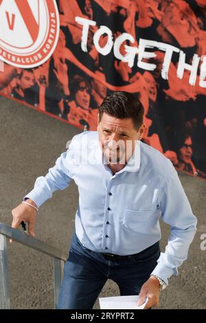 Kortrijk, Belgien. Oktober 2023. Kortrijks neuer Cheftrainer Glen de Boeck wurde auf einer Pressekonferenz des belgischen Fußballteams KV Kortrijk vorgestellt, um seinen neuen Trainer am Montag, den 2. Oktober 2023, in Kortrijk zu präsentieren. BELGA PHOTO KURT DESPLENTER Credit: Belga News Agency/Alamy Live News Stockfoto