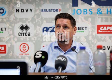 Kortrijk, Belgien. Oktober 2023. Kortrijks neuer Cheftrainer Glen de Boeck wurde auf einer Pressekonferenz des belgischen Fußballteams KV Kortrijk vorgestellt, um seinen neuen Trainer am Montag, den 2. Oktober 2023, in Kortrijk zu präsentieren. BELGA PHOTO KURT DESPLENTER Credit: Belga News Agency/Alamy Live News Stockfoto