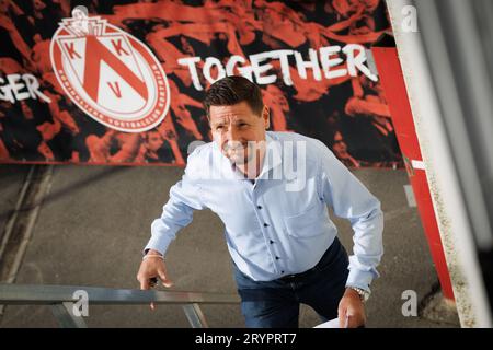 Kortrijk, Belgien. Oktober 2023. Kortrijks neuer Cheftrainer Glen de Boeck wurde auf einer Pressekonferenz des belgischen Fußballteams KV Kortrijk vorgestellt, um seinen neuen Trainer am Montag, den 2. Oktober 2023, in Kortrijk zu präsentieren. BELGA PHOTO KURT DESPLENTER Credit: Belga News Agency/Alamy Live News Stockfoto