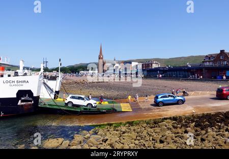 Autos und Menschen, die von der CalMac Fähre MV Loch Shira in Largs, Ayrshire, Schottland, aussteigen Stockfoto