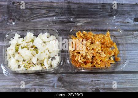 Hintergrund von Hamam und Ladida von östlichen Süßigkeiten aus Stücken von Kokosnüssen, gekrönt mit Pistazien, Haselnüssen, als Feier des Maloud Mawled Stockfoto