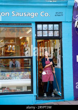 Frau in einem Wurstladen in Großbritannien. Stockfoto