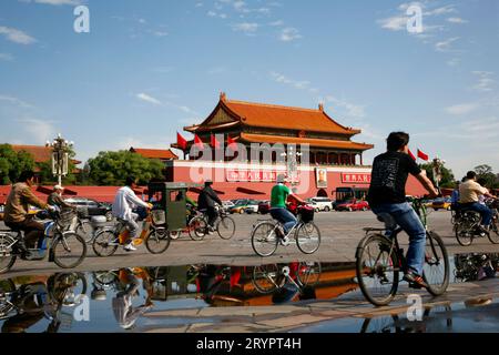Fahren Sie mit dem Fahrrad an der Verbotenen Stadt, Peking Stockfoto