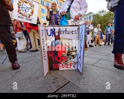 München, Bayern, Deutschland. Oktober 2023. Nach drei Jahren gewalttätiger Angriffe auf Journalisten, die sogenannten Corona-Rebellen, MÃÂ¼nchen stehen auf, Studenten stehen auf, QAnons, Verschwörungsextremisten, und verschiedene andere Figuren der ReichsbÃÂ¼rger, der exteeme-rechten und antidemokratischen Spektren haben sich mit Hilfe der Wau Holland Foundation in die „Free Julian Assange“-Bewegung/Tarnorganisation verwandelt und behaupten nun, für Pressefreiheit zu sein. Quelle: ZUMA Press, Inc./Alamy Live News Stockfoto