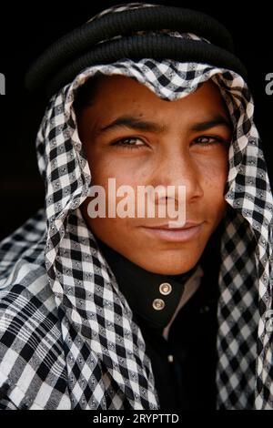 Porträt eines jungen beduinenmannes Stockfoto