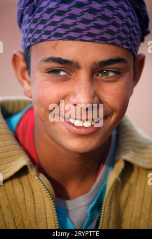 Porträt eines jungen beduinenmannes Stockfoto