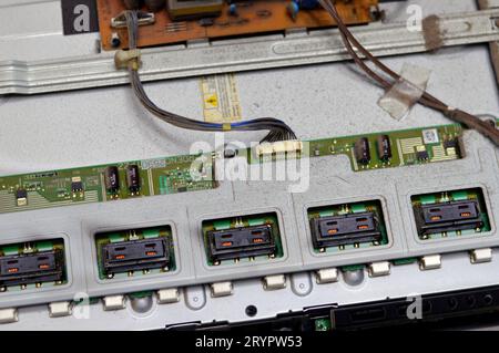 Kairo, Ägypten, September 26 2023: Innenraum der Hauptplatine des LCD-Fernsehers, Kabel, Transformatoren, Widerstand, IC, Kondensatoren, Reparatur Mo Stockfoto