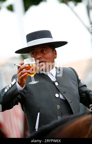 Ein Mann in traditionellem Anzug in Sevilla, Spanien Stockfoto