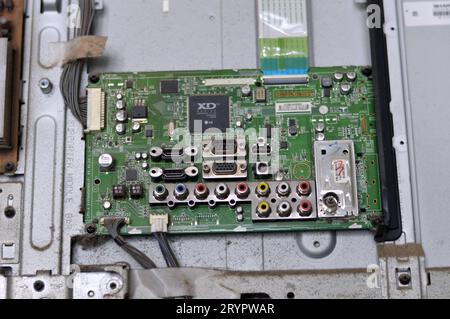 Kairo, Ägypten, September 26 2023: Innenraum der Hauptplatine des LCD-Fernsehers, Kabel, Transformatoren, Widerstand, IC, Kondensatoren, Reparatur Mo Stockfoto