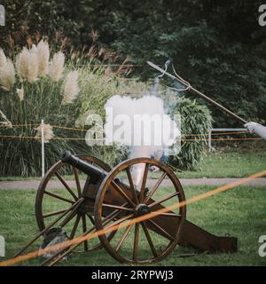 Eine Replik einer englischen Bürgerkriegskanone wird bei einer Wiedernachstellung von Sealed Knot in Banbury, Oxfordshire, abgefeuert. Stockfoto