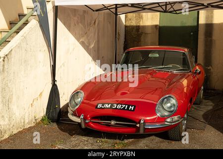 Caramulo, Portugal – 5. September 2021: Roter Jaguar E-Type aus den 60er Jahren beim Caramulo Motorfestival 2021 Stockfoto