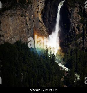 Kontrastreiche Nahaufnahme der Yosemite Falls vom Four Mile Trail im Yosemite National Park. Stockfoto