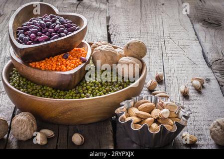 Pflanzliche Proteinquellen. Sammlung verschiedener Leguminosen und Nüsse. Stockfoto