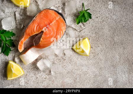 Frischer Lachsfisch. Rohe Lachssteaks auf Eis. Bis Stockfoto