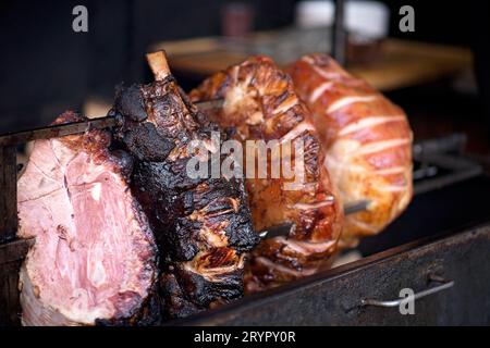Gegrilltes Fleisch am Spieß auf einem Grill. Nahaufnahme. Stockfoto