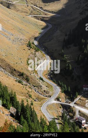 Transfăgărășan (DN7C) ist eine leere asphaltierte Autobahn mit einer Rangliste der nationalen Straßen in Rumänien Stockfoto