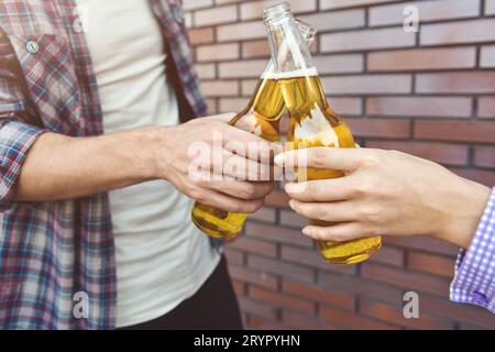 Ein paar junge Freunde, die Spaß mit Bier auf der Straße haben. Stockfoto