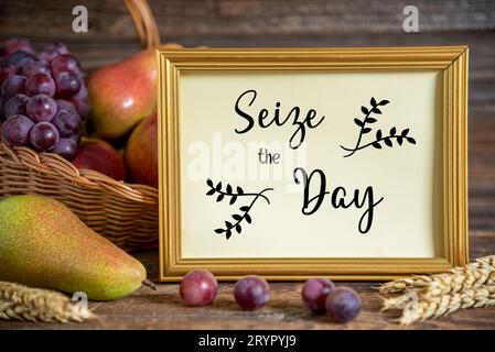 Herbstdekoration mit Birnen, Äpfeln und Trauben, Thanksgiving-Hintergrund, Herbstsaison und Text Seize the Day Stockfoto