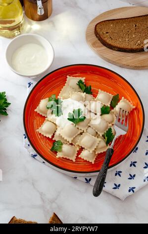Teller mit leckeren Ravioli auf Tabelle, Ansicht von oben Stockfoto