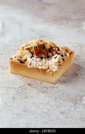 Kuchen mit Rosinen, Pflaumen und getrockneten Aprikosen. Stockfoto