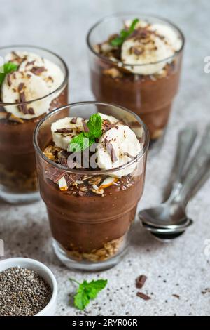 Pudding Schokolade mit Chia und Banane in Gläser. Gesundes Dessert oder Frühstück. Stockfoto