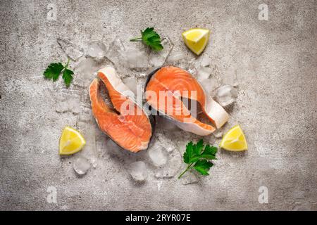 Frischer Lachsfisch. Rohe Lachssteaks auf Eis. Bis Stockfoto