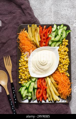 Hausgemachte mayonnaise Sauce. Teller mit bunten Gemüse. Russischer Salat Ziege in den Garten. Ansicht von oben Stockfoto