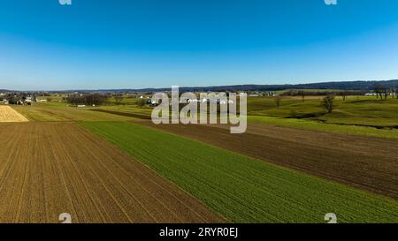 Ein Luftblick auf Amischen Ackerland im Herbst Stockfoto