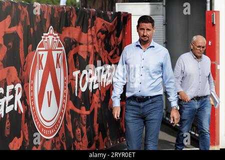 Kortrijk, Belgien. Oktober 2023. Kortrijks neuer Cheftrainer Glen de Boeck wurde auf einer Pressekonferenz des belgischen Fußballteams KV Kortrijk vorgestellt, um seinen neuen Trainer am Montag, den 2. Oktober 2023, in Kortrijk zu präsentieren. BELGA PHOTO KURT DESPLENTER Credit: Belga News Agency/Alamy Live News Stockfoto