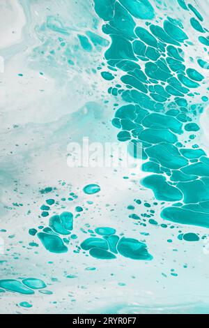 Acrylflüssigkeit Art.. Minzblasen und türkisfarbene Flecken auf Aquarellhintergrund. Abstrakter Marmorhintergrund oder Textur Stockfoto