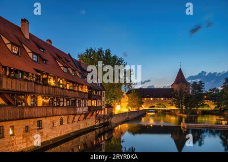 Nürnberg (Nürnberg) Deutschland, nächtliche Skyline am Wasserturm und Blick auf die Pegnitz von Max Bridg Stockfoto