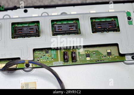 Kairo, Ägypten, September 26 2023: Innenraum der Hauptplatine des LCD-Fernsehers, Kabel, Transformatoren, Widerstand, IC, Kondensatoren, Reparatur Mo Stockfoto