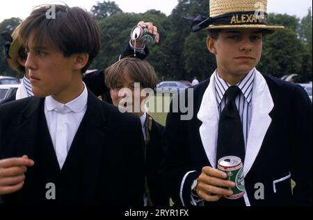 Eton, Windsor, Berkshire, England 29. Mai 1990. Königin Elisabeth II. Besucht das Eton College zum 550. Jahrestag der Schule. Gründertag und jetzt Elterntag. Ein kleiner Schüler bekommt eine Dose Bier über den Kopf gegossen. 1990ER JAHRE UK HOMER SYKES Stockfoto