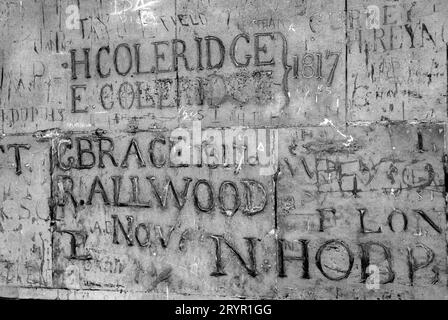 H Coleridge E Coleridge und andere Jungen Nachnamen, ehemalige Schüler des Eton College - Old Etonians - OE's auf eine Steinmauer des Klosters der Eton School gemeißelt. Windsor England 2000er 2006 UK HOMER SYKES Stockfoto