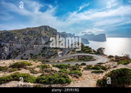 Eine kurvige, schmale Straße zum Leuchtturm am Cape Formentor an der Küste von Nord-Mallorca, Spanien Stockfoto