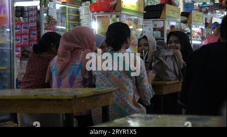 Jakarta, Jakarta, Indonesien. Oktober 2023. Viele Menschen verwenden Batik als Zeichen der Erinnerung an den nationalen Batiktag in Jakarta (Bild: © Denny Pohan/ZUMA Press Wire) NUR REDAKTIONELLE VERWENDUNG! Nicht für kommerzielle ZWECKE! Stockfoto