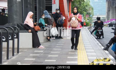 Jakarta, Jakarta, Indonesien. Oktober 2023. Viele Menschen verwenden Batik als Zeichen der Erinnerung an den nationalen Batiktag in Jakarta (Bild: © Denny Pohan/ZUMA Press Wire) NUR REDAKTIONELLE VERWENDUNG! Nicht für kommerzielle ZWECKE! Stockfoto