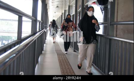 Jakarta, Jakarta, Indonesien. Oktober 2023. Viele Menschen verwenden Batik als Zeichen der Erinnerung an den nationalen Batiktag in Jakarta (Bild: © Denny Pohan/ZUMA Press Wire) NUR REDAKTIONELLE VERWENDUNG! Nicht für kommerzielle ZWECKE! Stockfoto