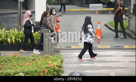 Jakarta, Jakarta, Indonesien. Oktober 2023. Viele Menschen verwenden Batik als Zeichen der Erinnerung an den nationalen Batiktag in Jakarta (Bild: © Denny Pohan/ZUMA Press Wire) NUR REDAKTIONELLE VERWENDUNG! Nicht für kommerzielle ZWECKE! Stockfoto