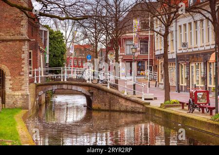 Blick auf die Straße mit Häusern und Kanal in Delft, Niederlande Stockfoto