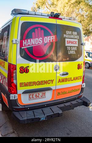 Eine Nahaufnahme eines (St. John) Ambulanzwagens in Alice Springs (Mparntwe), Northern Territory, Australien Stockfoto