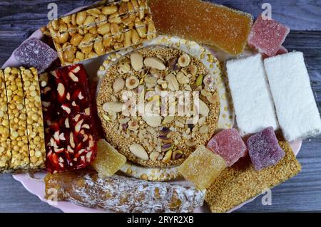 Sammlung von süßen Kichererbsen, Erdnüssen, Sesam, cremigem Taffy, Zuckergelee, Nüsse, Pistazien, Haselnussscheiben als Feier des Propheten Stockfoto