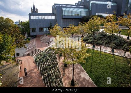 Treppen und Rampe vom Rheinufer zum Heinrich-Boell-Platz, Museum Ludwig, Köln, Deutschland. Treppe und Rampe vom Rheinufer zum Heinrich- Stockfoto