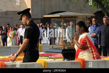 New Delhi, Indien. Oktober 2023. Präsident von Indien, Droupadi Murmu, zollt Mahatma Gandhi anlässlich seines 154. Geburtstages in seiner Gedenkstätte Rajghat ihren Respekt. Gandhi Jayanti wird jedes Jahr am 2. Oktober gefeiert. Mahatma Gandhi, auch bekannt als der Vater der Nation, Bapu oder Mahatma, spielt eine Schlüsselrolle in der indischen Freiheitsbewegung und demonstrierte die Macht der Gewaltlosigkeit. Mit seinen Werten und Prinzipien inspirierte er Führungskräfte auf der ganzen Welt. Quelle: SOPA Images Limited/Alamy Live News Stockfoto