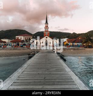 Langer Pier der kleinen Stadt Les ANSES-d'Arlet, Martinique. Lebhafte und prächtige Karibikfarben. Französisch-Überseedepartements, Französische Antillen Stockfoto