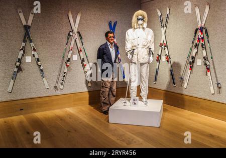 London, Großbritannien. Oktober 2023. Geoffrey Moore, Sir Rogers Sohn, neben dem von Sir Roger Moore gekauften Bogner White Skianzug in A View to a Kill, Est £15.000-20.000 Credit: Paul Quezada-Neiman/Alamy Live News Stockfoto