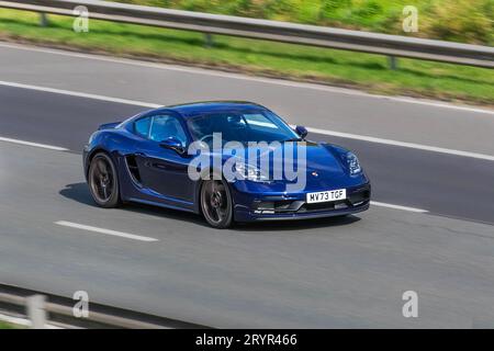 2023 Blue Porsche Cayman Boxster GTS 3995 ccm 6-Gang-Handschaltgetriebe, sechs Sportcoupés; Fahrt mit Höchstgeschwindigkeit auf der Autobahn M6 im Großraum Manchester, Großbritannien Stockfoto