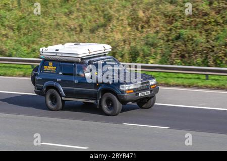 Rock & Road Turbo 4x4 1993 90er Jahre Toyota Land Cruiser mit hoher Geschwindigkeit auf der Autobahn M6 im Großraum Manchester, Großbritannien Stockfoto