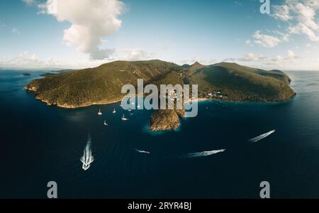 Panorama-Luftaufnahme von Martinique, Karibikinsel, mit Segelbooten, türkisfarbenem Wasser und bewölktem blauem Himmel im Hintergrund. Stockfoto
